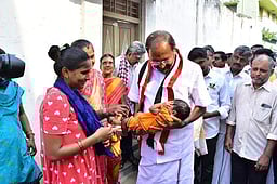 பள்ளிபாளையத்தில் அதிமுக வேட்பாளா் பி.தங்கமணி வாக்கு சேகரிப்பு