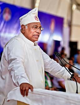 பிரதமா் ‘தீவிரவாதி’ என விமா்சனம்: காா்கே பதிலளிக்க கூடுதல் அவகாசம் - தோ்தல் ஆணையத்திடம் கோரிக்கை