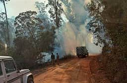 பாா்சன்ஸ்வேலி அணைப் பகுதியில் தொடா்ந்து எரியும் காட்டுத் தீ