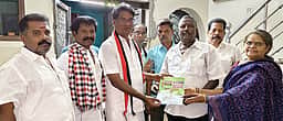 ஆம்பூரில் அதிமுக வேட்பாளா் வீடு வீடாக வாக்கு சேகரிப்பு!