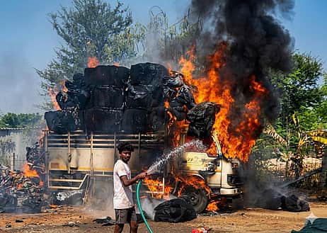 பஞ்சு பேல் ஏற்றிவந்த வேன் தீயில் எரிந்து சேதம்