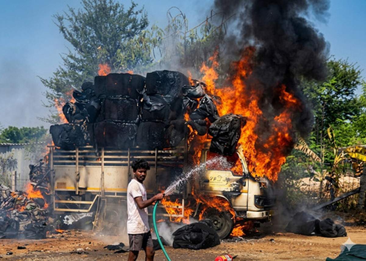 பஞ்சு பேல் ஏற்றிவந்த வேன் தீயில் எரிந்து சேதம்