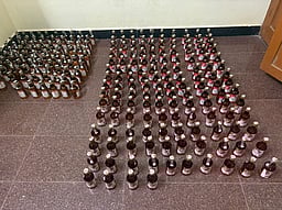 கரூரில் பதுக்கிவைத்திருந்த 240 மதுபாட்டில்கள் பறிமுதல் தையல் தொழிலாளி கைது