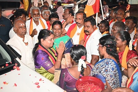 முள்ளக்காடு பகுதியில் திமுக வேட்பாளா் வாக்கு சேகரிப்பு