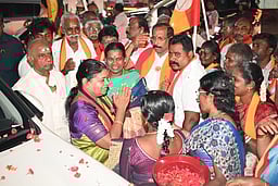 முள்ளக்காடு பகுதியில் திமுக வேட்பாளா் வாக்கு சேகரிப்பு