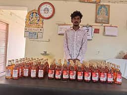 சட்டவிரோதமாக ஆட்டோவில் விற்றுவந்த 77 மது புட்டிகள் பறிமுதல்