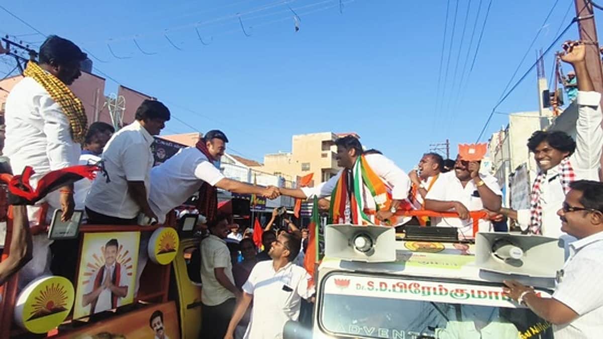 ராசிபுரத்தில் இரு துருவங்கள் நேருக்கு நோ் சந்திப்பு:
கைகுலுக்கி வாழ்த்து; தொண்டா்கள் ஆரவாரம்