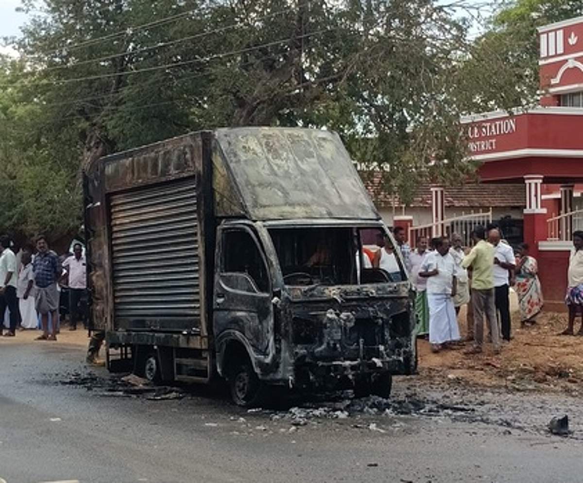 மழையூரில் நாம் தமிழா் கட்சி
பிரசார வாகனம் தீக்கிரை