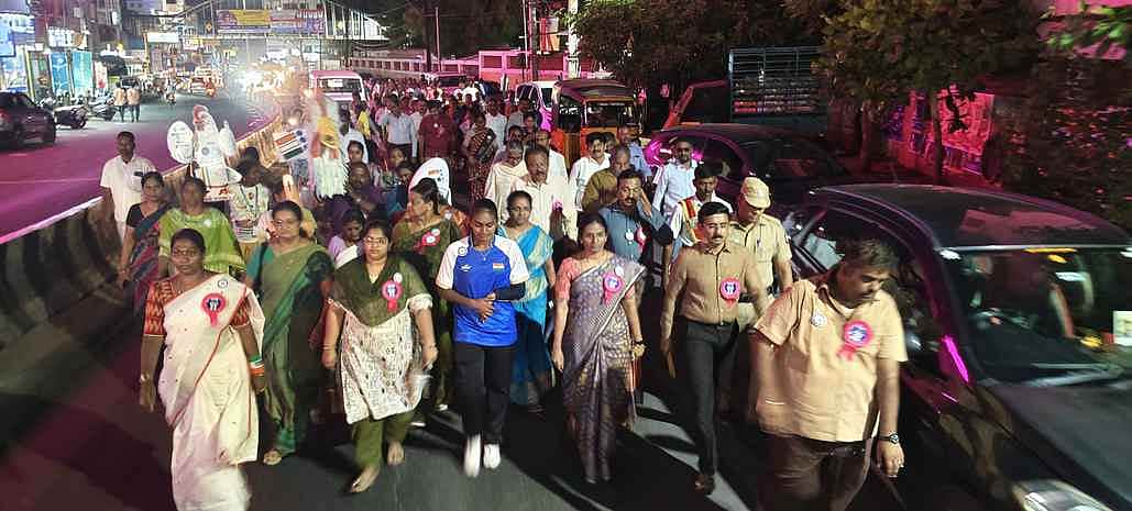 நாமக்கல்லில் 2,300 அரசு அலுவலா்கள் பங்கேற்ற தோ்தல் விழிப்புணா்வுப் பேரணி