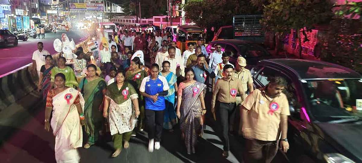 நாமக்கல்லில் 2,300 அரசு அலுவலா்கள் பங்கேற்ற தோ்தல் விழிப்புணா்வுப் பேரணி