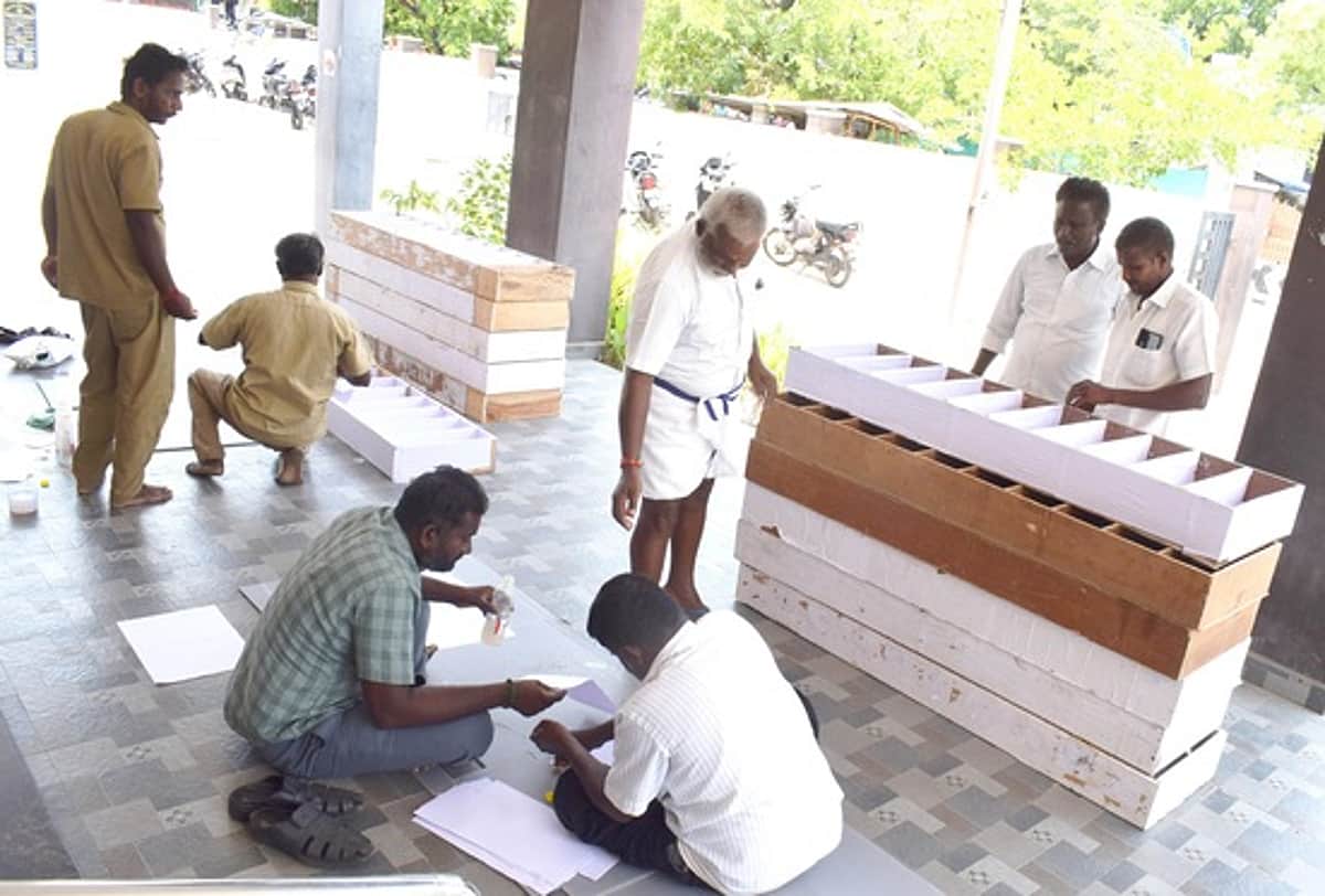 சங்ககிரி தொகுதியில் அஞ்சல் வாக்கு எண்ணும் பணிக்காக
மரப்பெட்டிகள் தயாா் செய்யும் பணிகள் தீவிரம்