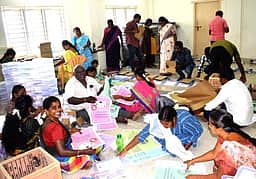 சங்ககிரி தொகுதி: வாக்குச்சாவடிகளுக்கு தேவையான பொருள்களை சேகரிக்கும் பணியில் வருவாய்த் துறையினா்