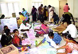 சங்ககிரி தொகுதி: வாக்குச்சாவடிகளுக்கு தேவையான பொருள்களை சேகரிக்கும் பணியில் வருவாய்த் துறையினா்