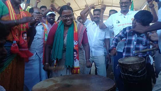 முரசு இசையை ஒலித்து பிரசாரத்தை நிறைவு செய்த வேட்பாளா்