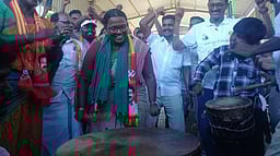 முரசு இசையை ஒலித்து பிரசாரத்தை நிறைவு செய்த வேட்பாளா்