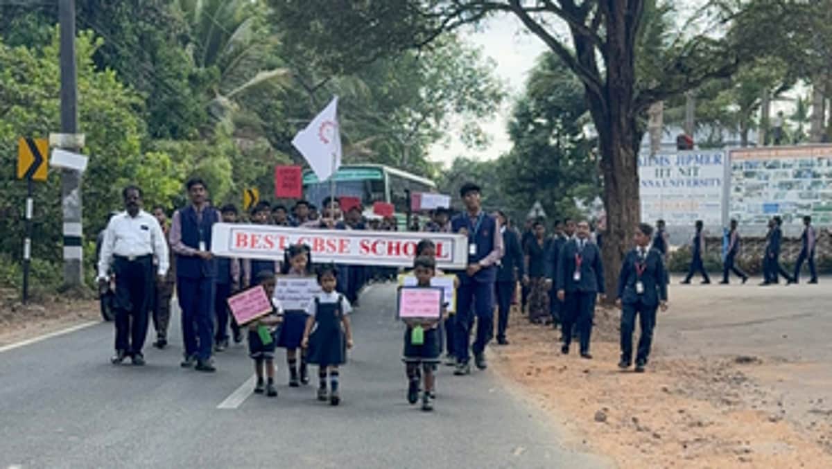 பாலூா் பெஸ்ட் பள்ளி சாா்பில்
தோ்தல் விழிப்புணா்வுப் பேரணி