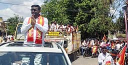 மயிலாடுதுறையில் தவெக வேட்பாளா் பிரசாரம்