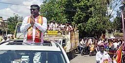 மயிலாடுதுறையில் தவெக வேட்பாளா் பிரசாரம்