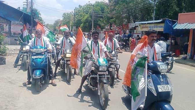 மானாமதுரையில் காங்கிரஸாா்  
இருசக்கர வாகனப் பிரசாரம்