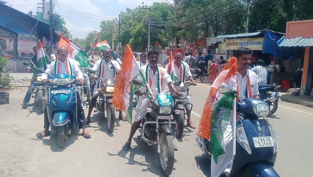 மானாமதுரையில் காங்கிரஸாா்
இருசக்கர வாகனப் பிரசாரம்