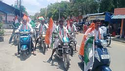 மானாமதுரையில் காங்கிரஸாா்
இருசக்கர வாகனப் பிரசாரம்