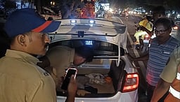 பணப் பட்டுவாடாவை தடுக்க
போலீஸாா் தீவிர வாகன சோதனை