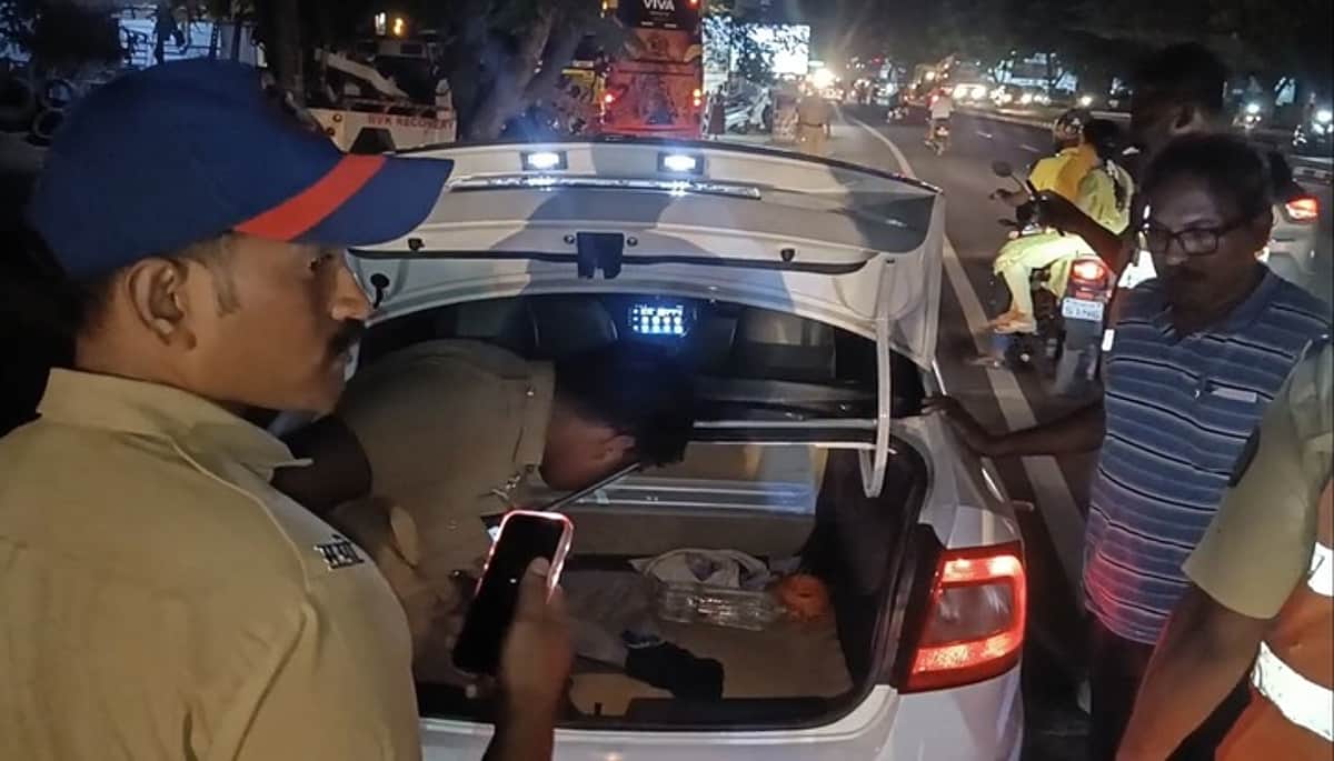 பணப் பட்டுவாடாவை தடுக்க
போலீஸாா் தீவிர வாகன சோதனை