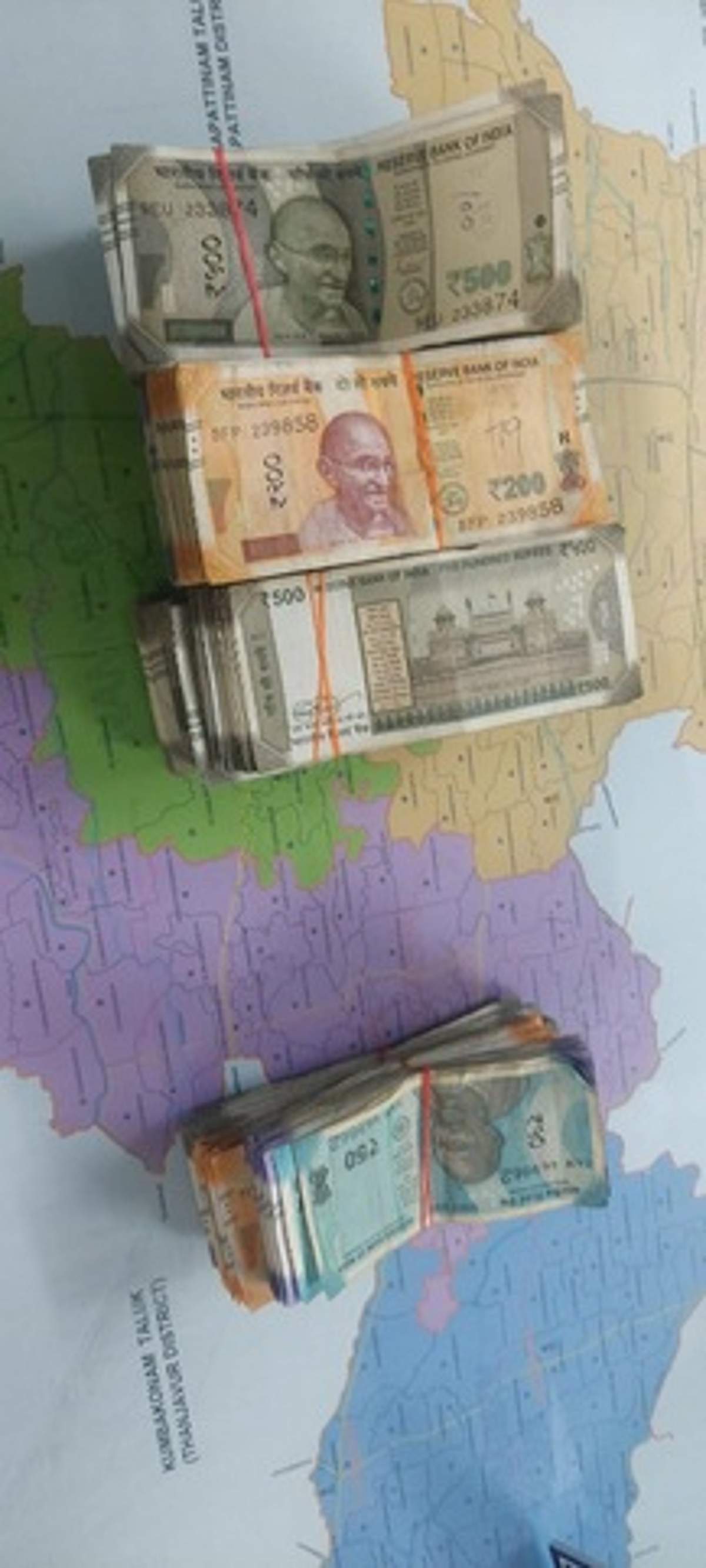 திருவாரூா் அருகே ரூ. 5.10 லட்சம் பறிமுதல்