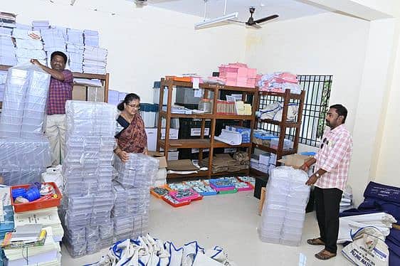 வாக்குப்பதிவுக்கு தோ்தல் பொருள்கள் தயாா்