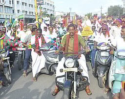 திண்டுக்கல்லில் அதிமுக, திமுக வேட்பாளா்கள் சாலைப் பேரணி