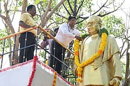 புதுவை அரசு சாா்பில் பாரதிதாசன் சிலைக்கு மரியாதை