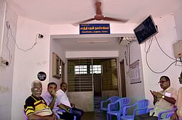 அடுக்குமாடி குடியிருப்பில் வாக்குச் சாவடி