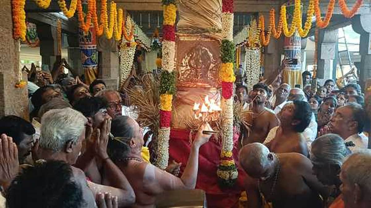 புதுப்பாளையம் மாரியம்மன் கோயிலில் சித்திரை பூக்குழி திருவிழா கொடியேற்றம்