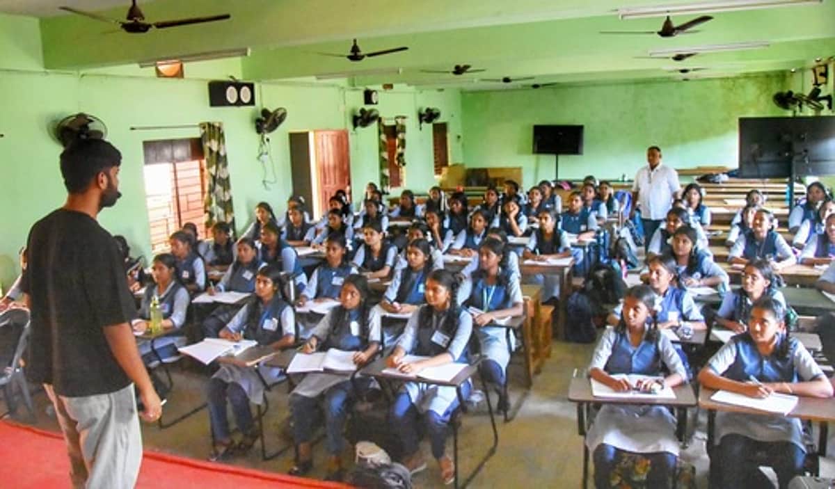 நீட் தோ்வுக்குத் தயாராகும் அரசுப் பள்ளி மாணவா்கள்: புதுச்சேரியில் 3 மையங்களில் சிறப்பு பயிற்சி