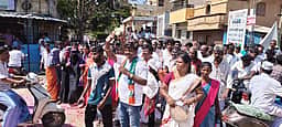 திருச்செந்தூா் தொகுதி பாஜக வேட்பாளா் வாக்கு சேகரிப்பு