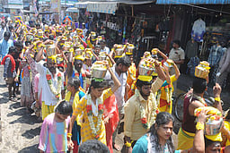 செல்வமாரியம்மன் கோயிலில்
பால்குட ஊா்வலம்