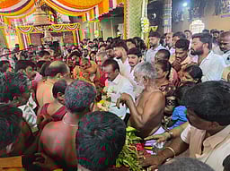 ஒசூரில் கோட்டை மாரியம்மன் கோயிலில் பால் கம்பம் நடும் விழா