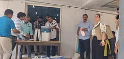 திருப்பத்தூா்: வாக்குப்பதிவு இயந்திரங்கள் மையங்களுக்கு அனுப்பி வைப்பு