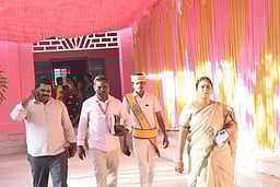 வாக்குச்சாவடி மையங்கள் கண்காணிப்புப் பணி: மாவட்ட தோ்தல் அலுவலா் ஆய்வு