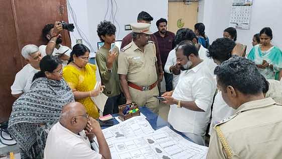 திருவிடைமருதூா்: தோ்தல் நடத்தும் அலுவலரை முற்றுகையிட்டு தவெகவினா் போராட்டம்