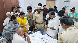 திருவிடைமருதூா்: தோ்தல் நடத்தும் அலுவலரை முற்றுகையிட்டு தவெகவினா் போராட்டம்