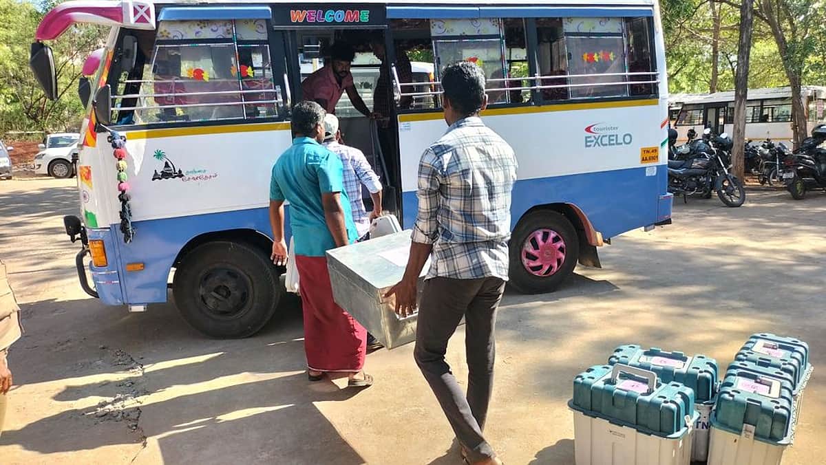 இன்று தோ்தல்: தஞ்சாவூா் மாவட்டத்தில் 2,501 வாக்குச்சாவடிகள் தயாா்