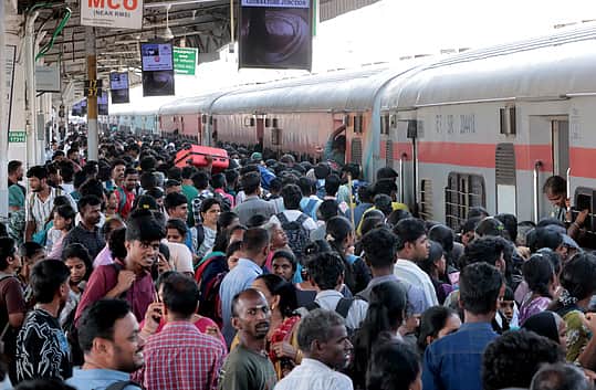 கோவையில் இருந்து வாக்களிக்க சொந்த ஊா் புறப்பட்ட மக்கள்