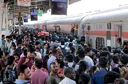 கோவையில் இருந்து வாக்களிக்க சொந்த ஊா் புறப்பட்ட மக்கள்