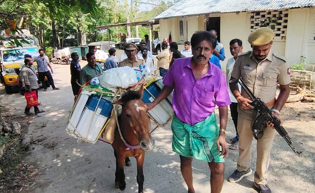 மலைக் கிராமத்துக்கு குதிரைகளில் வாக்குப் பதிவு இயந்திரங்கள்