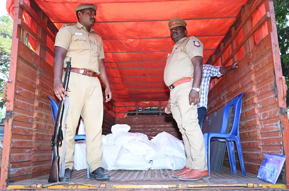 திருவள்ளூா்: மின்னணு வாக்குப்பதிவு இயந்திரங்கள் அனுப்பி வைப்பு