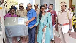 வாக்குப்பதிவு இயந்திரங்கள் வாக்குச்சாவடி மையங்களுக்கு அனுப்பிவைப்பு