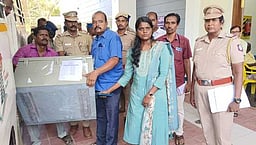 வாக்குப்பதிவு இயந்திரங்கள் வாக்குச்சாவடி மையங்களுக்கு அனுப்பிவைப்பு