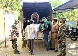 பழனி தொகுதி வாக்குச்சாவடிகளுக்கு 
வாக்குப்பதிவு இயந்திரங்கள் அனுப்பி வைப்பு