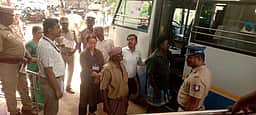 பரமக்குடியில் வாக்குச்சாவடி மையங்களுக்கு வாக்குப்பதிவு இயந்திரங்கள் அனுப்பி வைப்பு